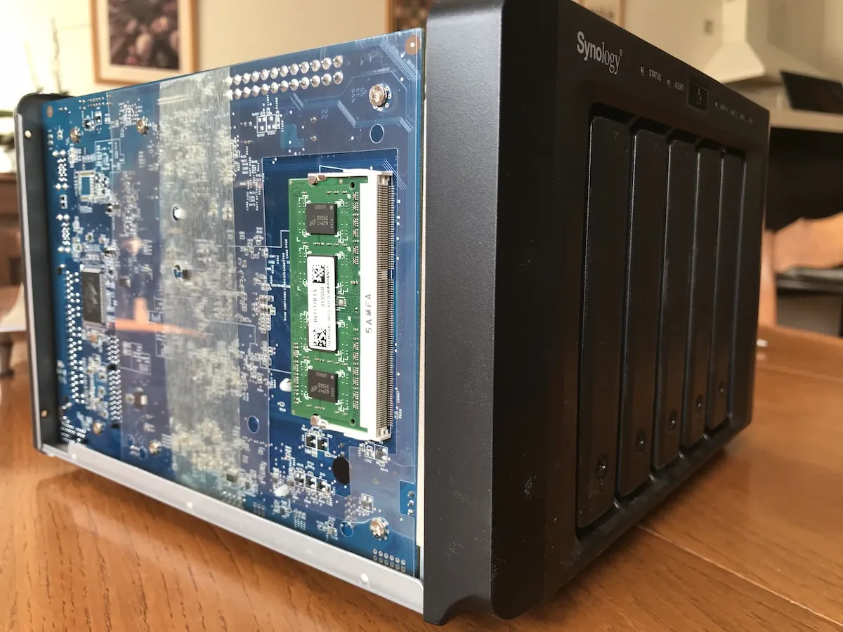 Côté gauche d'un NAS 1515+