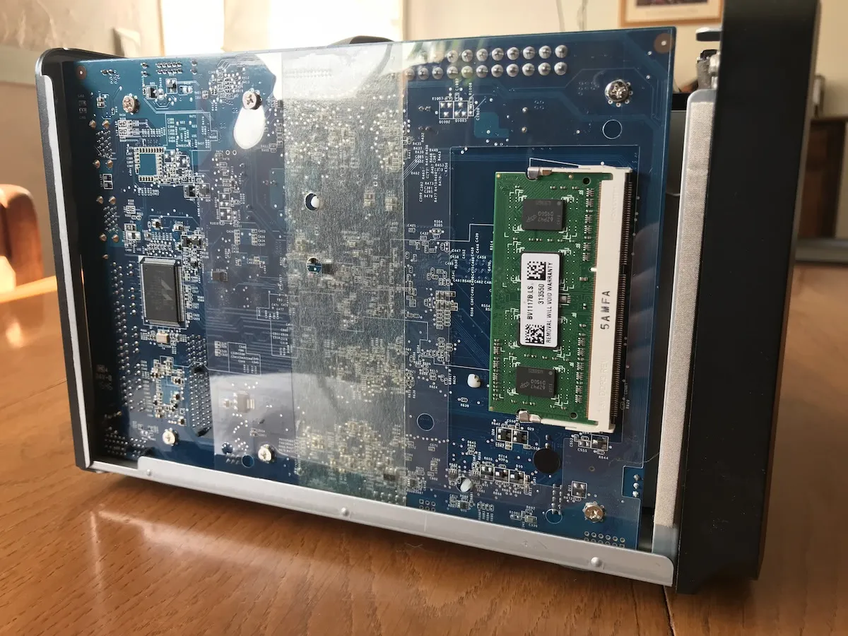 Emplacement de la RAM d'un NAS 1515+