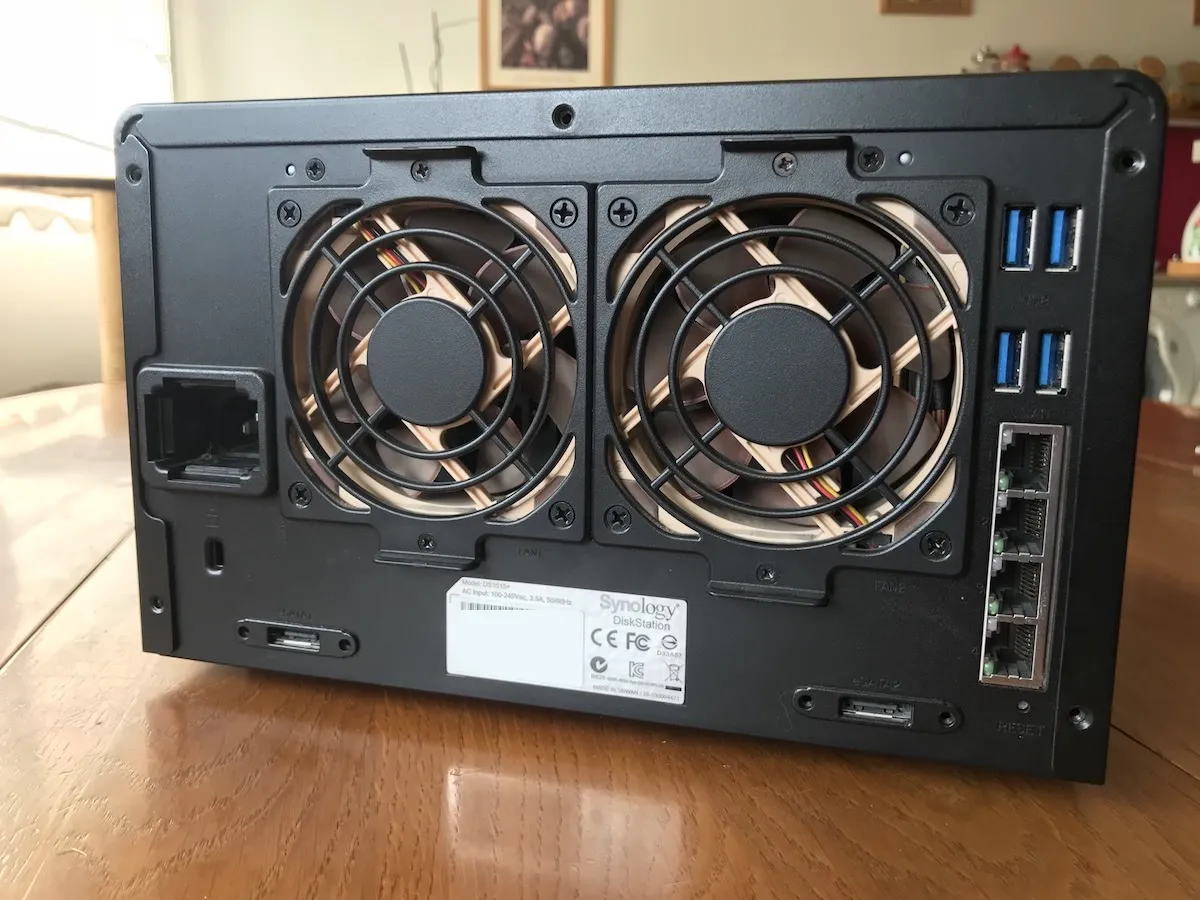 Arrière d'un NAS 1515+